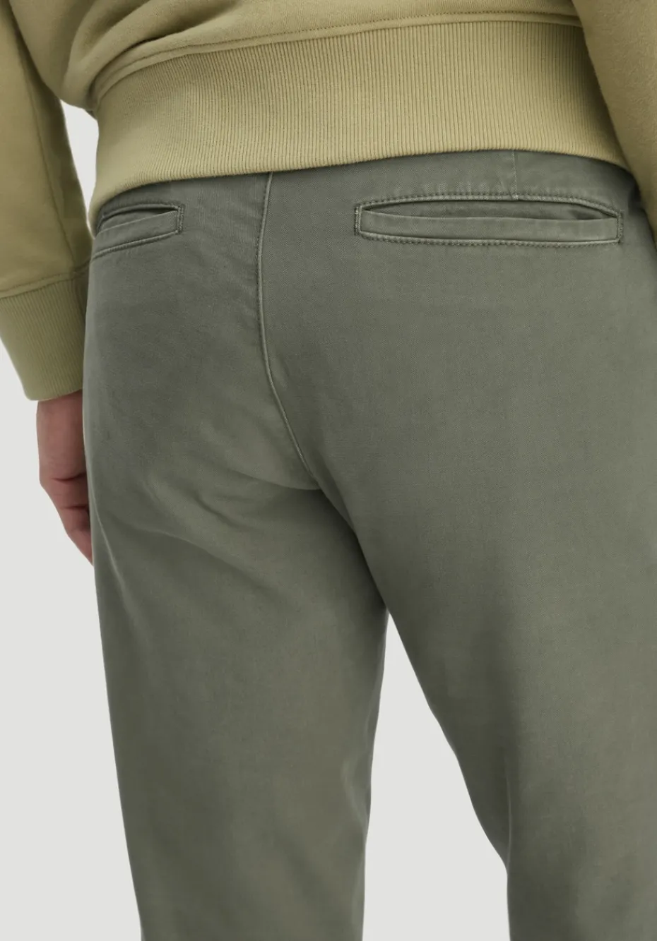 hessnatur Chino LENN Regular aus Bio-Baumwolle von oliv Outlet
