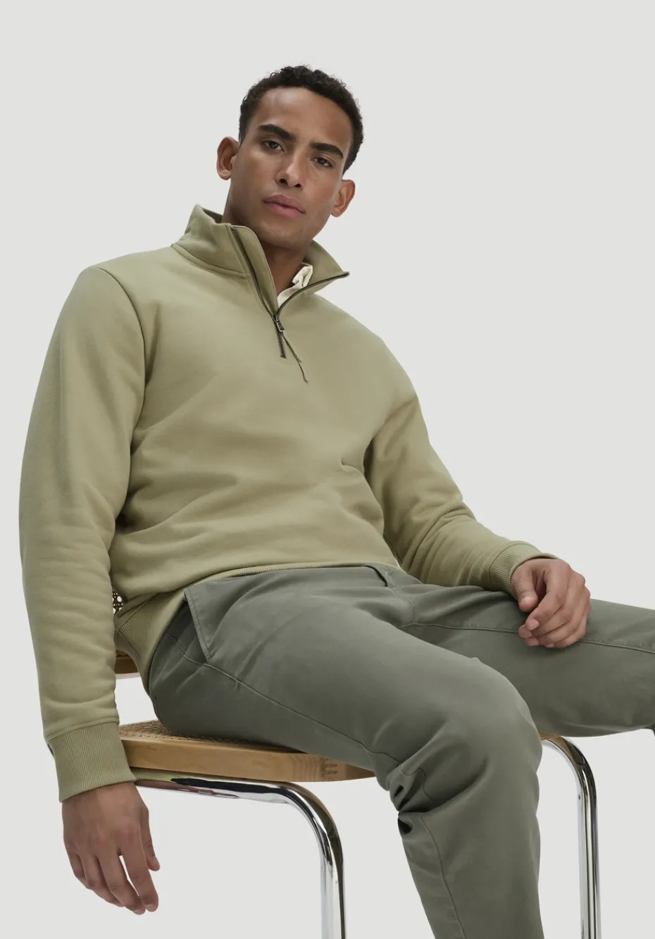 hessnatur Chino LENN Regular aus Bio-Baumwolle von oliv Outlet