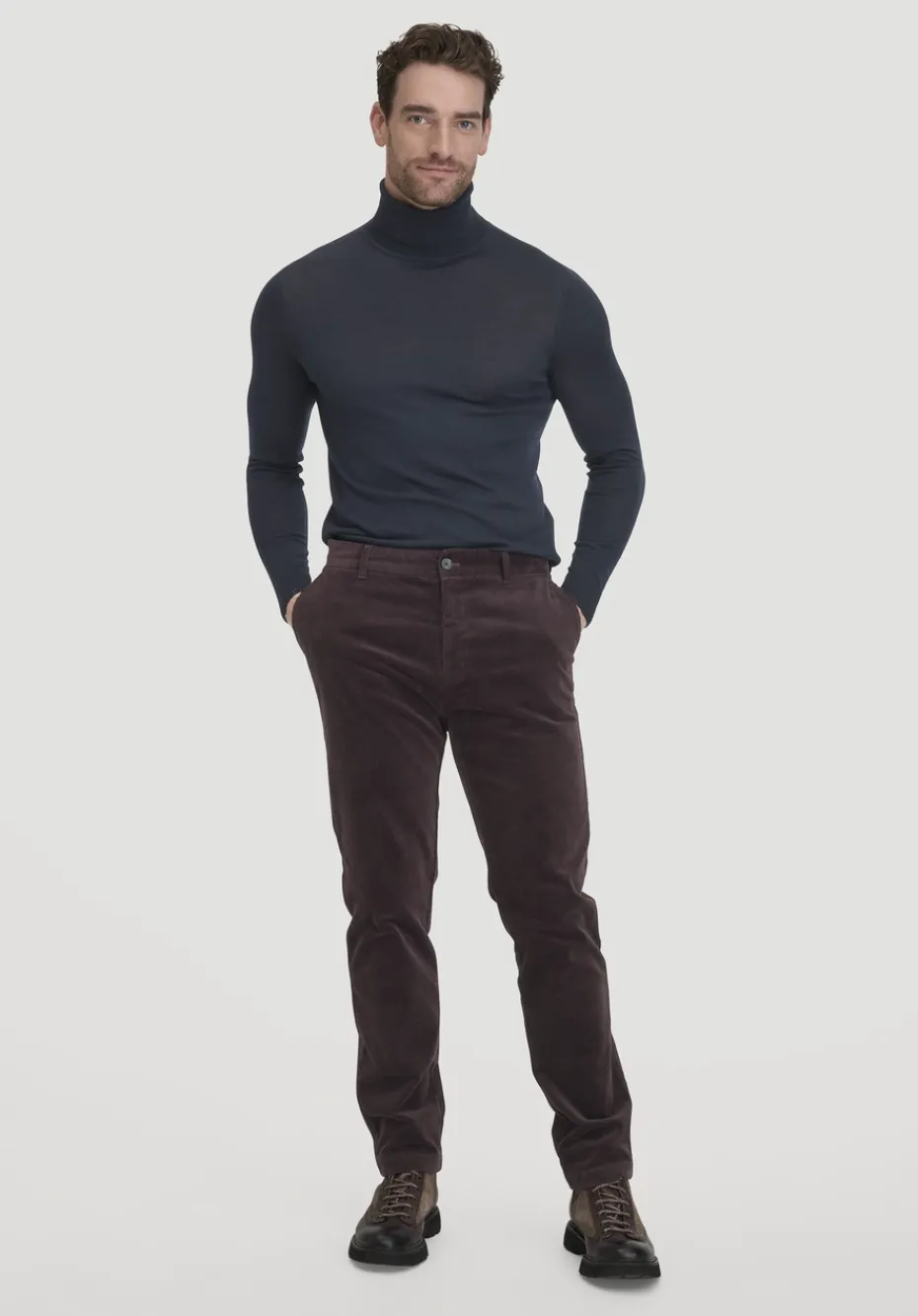 hessnatur Cordhose LENN Regular aus Bio-Baumwolle von schwarzbeere Hot