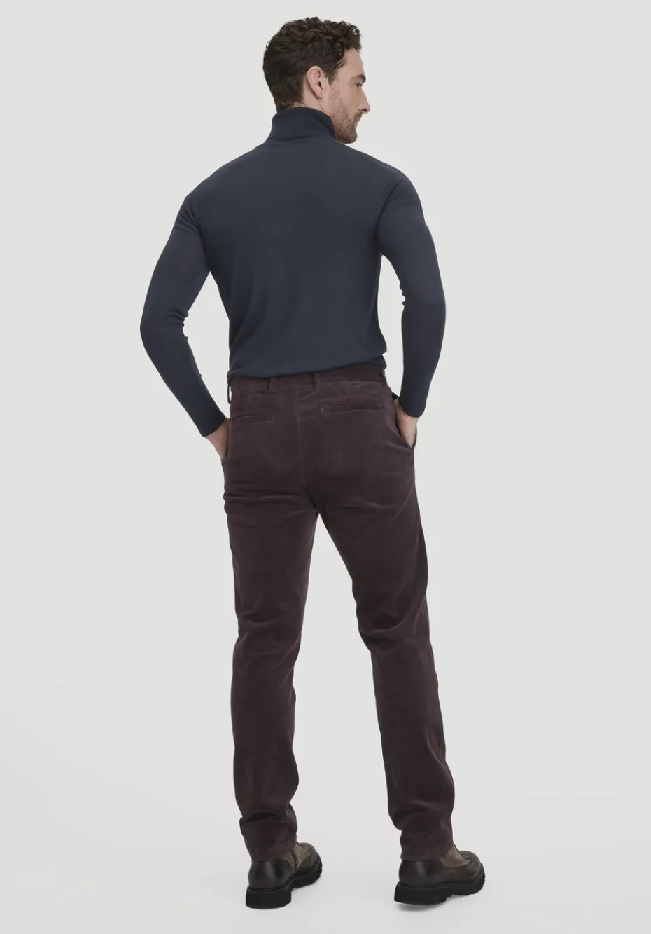 hessnatur Cordhose LENN Regular aus Bio-Baumwolle von schwarzbeere Hot