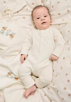 hessnatur Erstausstattung Newborn im Set aus reiner Bio-Baumwolle von pfirsichrot