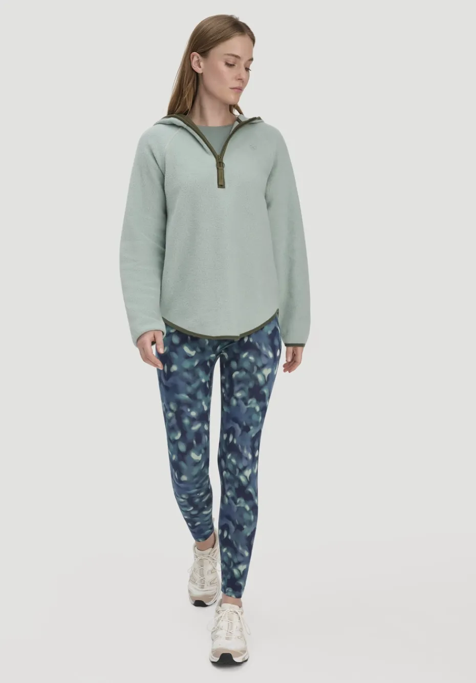 hessnatur Fleece Hoodie Relaxed ACTIVE LIGHT aus reiner Bio-Baumwolle von mattgrün Outlet