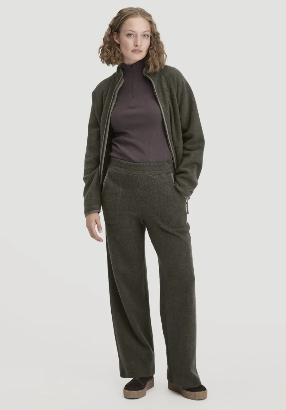 hessnatur Fleece Hose Relaxed ACTIVE LIGHT aus reiner Bio-Baumwolle von tannengrün Sale