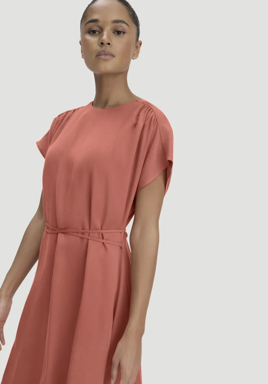 hessnatur Gewebe Kleid mit Wickeloptik Midi aus reinem TENCEL™ Lyocell von pfirsichrot Clearance