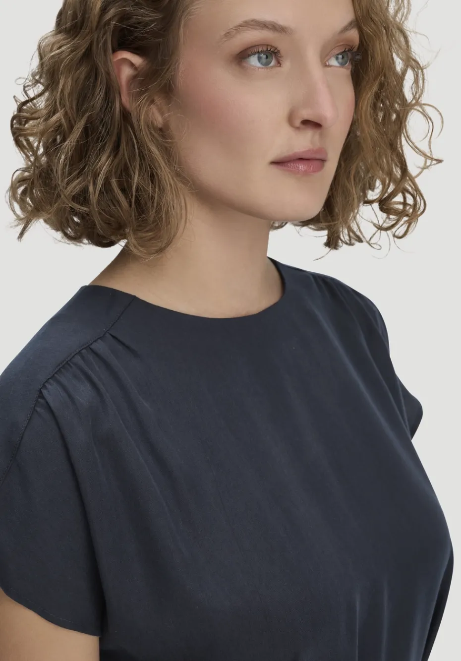 hessnatur Gewebe Kleid mit Wickeloptik Midi aus reinem TENCEL™ Lyocell von marine Clearance