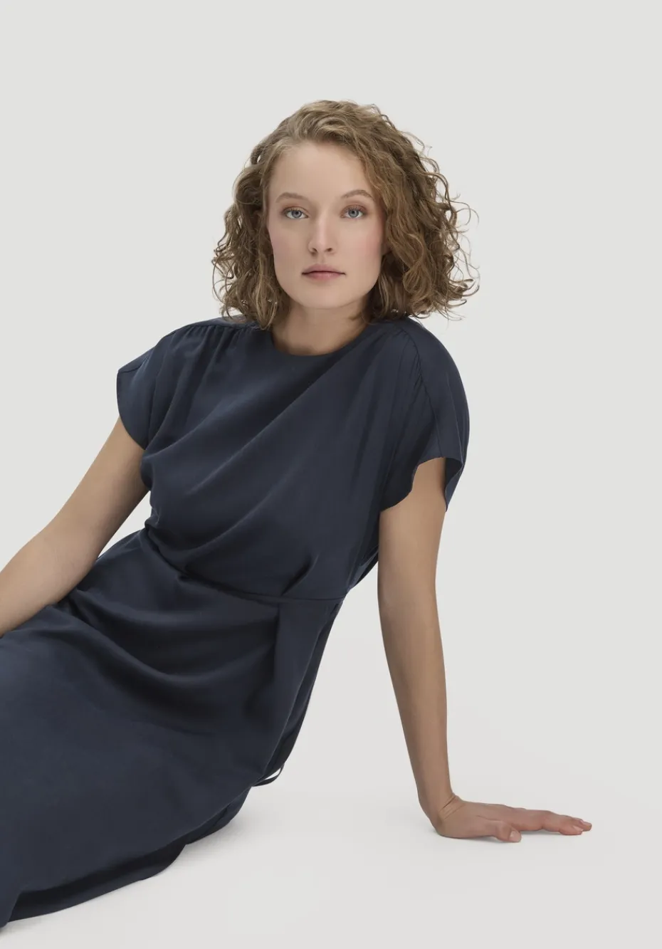 hessnatur Gewebe Kleid mit Wickeloptik Midi aus reinem TENCEL™ Lyocell von marine Clearance