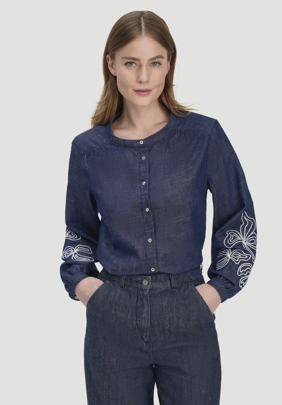 hessnatur Jeans Bluse Embroidery Relaxed aus reiner Bio-Baumwolle von pure blue Best