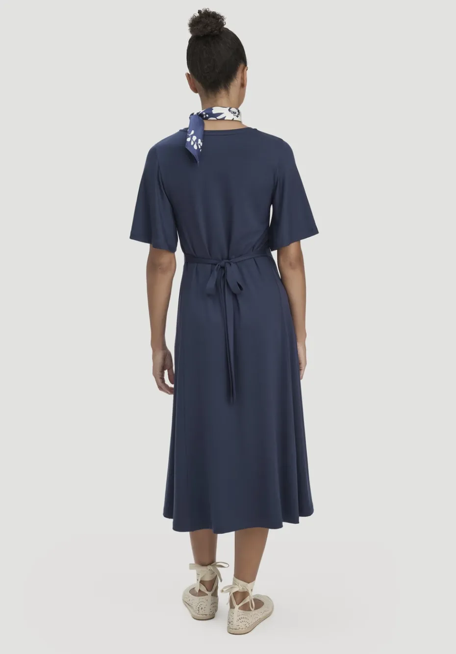 hessnatur Jersey Kleid Kniebedeckend Slim aus TENCEL™ Lyocell von mitternachtsblau