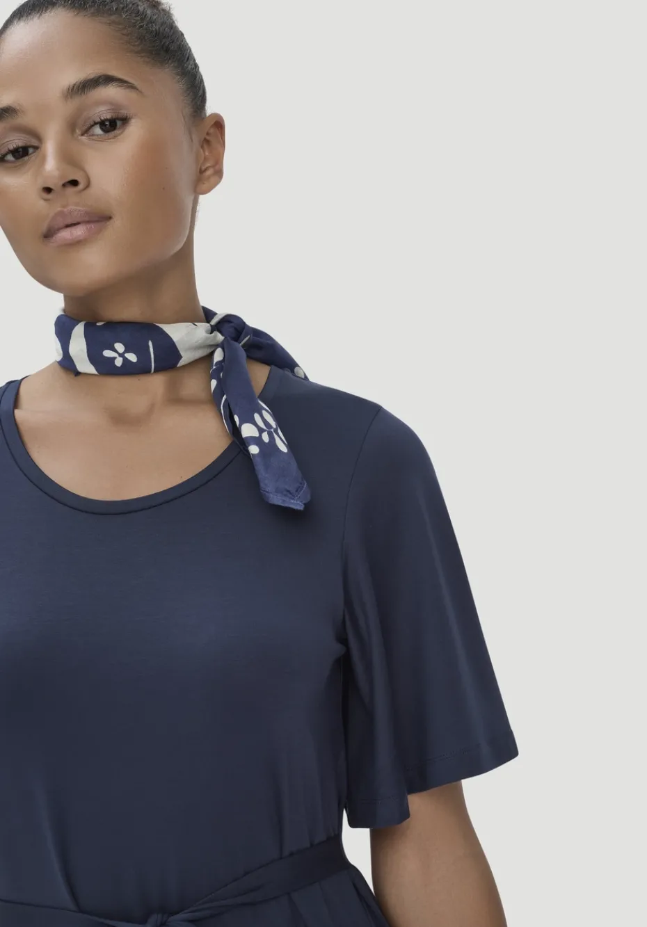 hessnatur Jersey Kleid Kniebedeckend Slim aus TENCEL™ Lyocell von mitternachtsblau