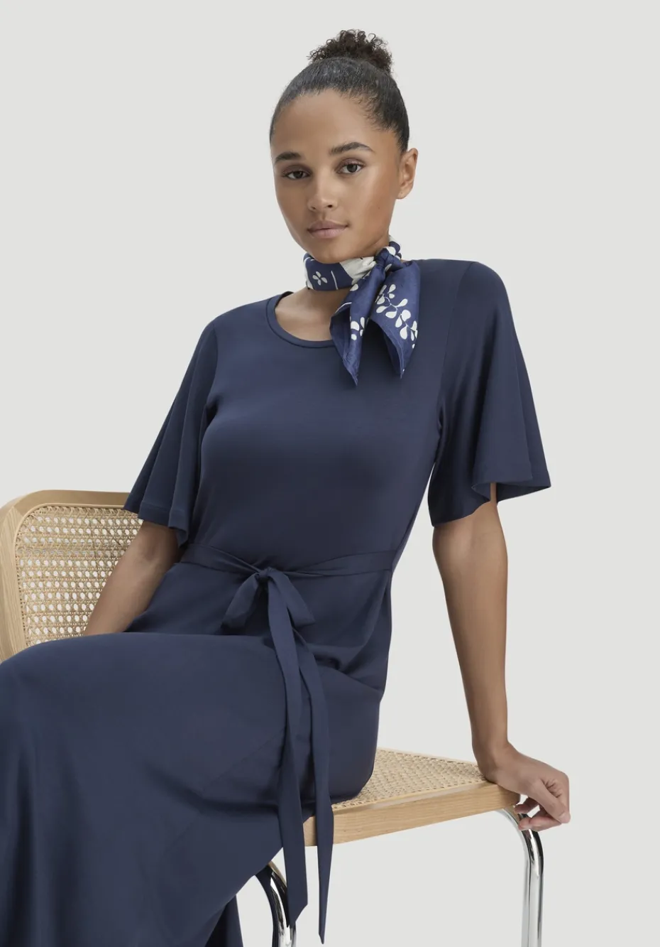 hessnatur Jersey Kleid Kniebedeckend Slim aus TENCEL™ Lyocell von mitternachtsblau