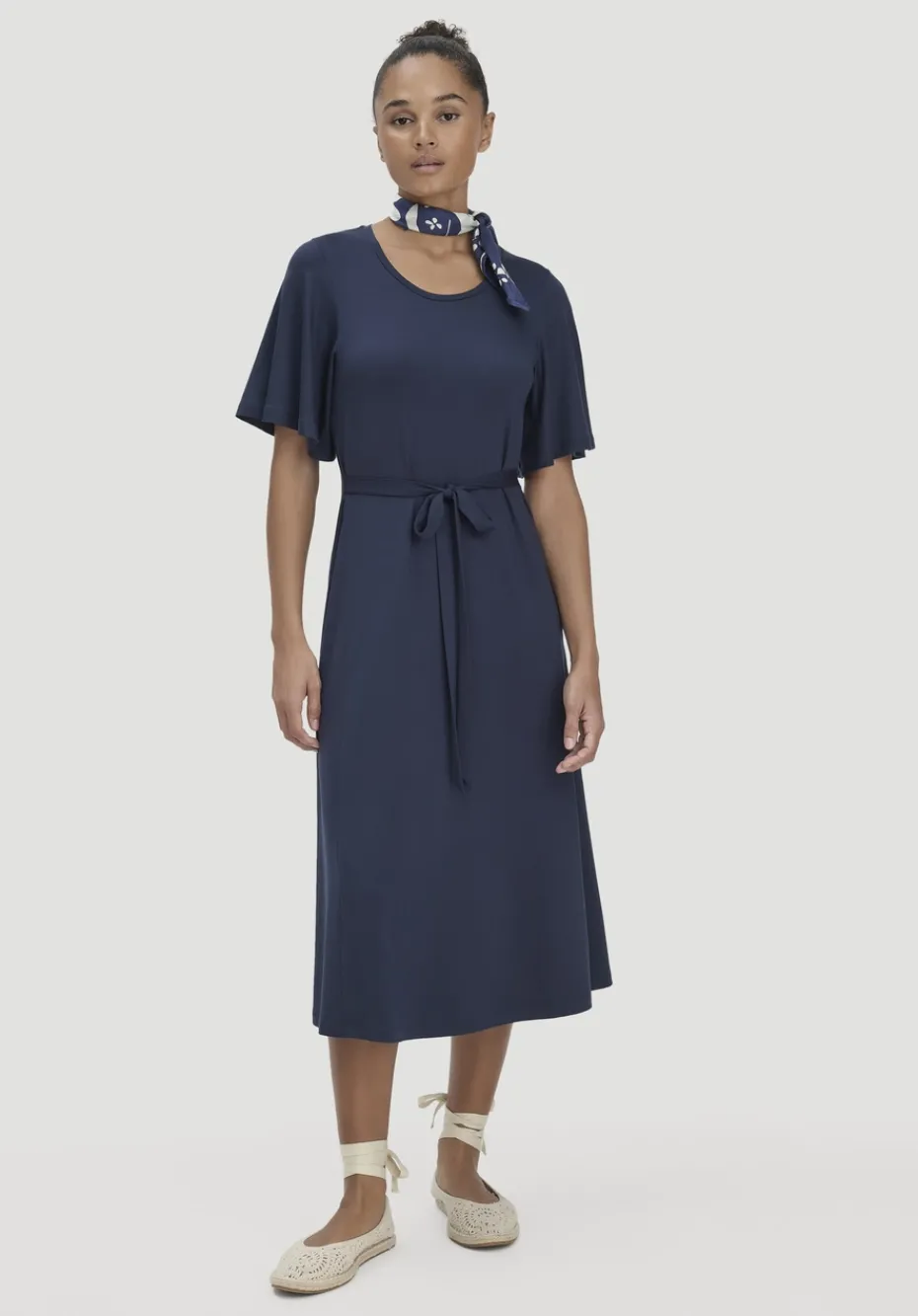 hessnatur Jersey Kleid Kniebedeckend Slim aus TENCEL™ Lyocell von mitternachtsblau