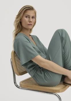 hessnatur Jersey Overall Relaxed aus reiner Bio-Baumwolle von mattgrün Hot