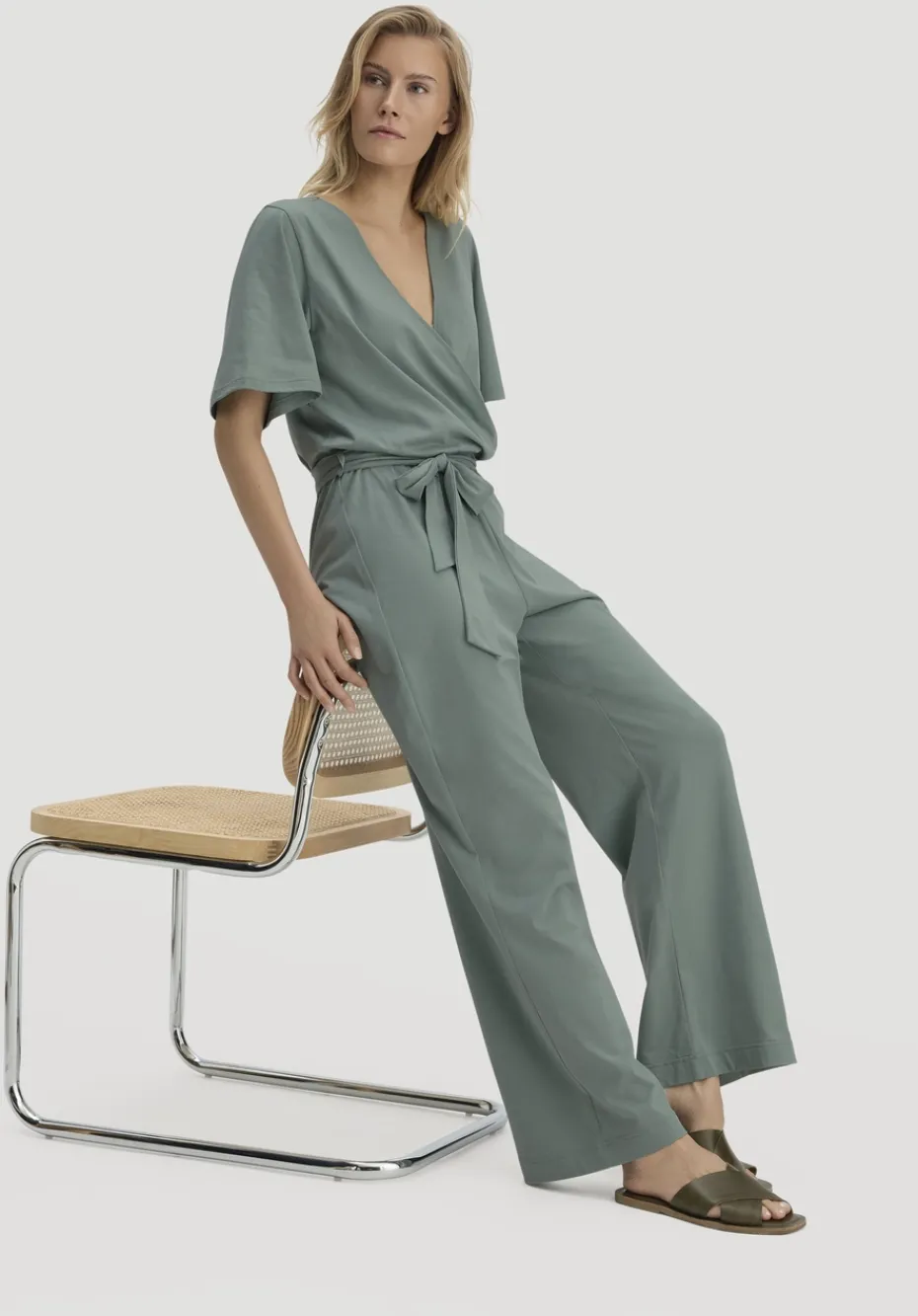 hessnatur Jersey Overall Relaxed aus reiner Bio-Baumwolle von mattgrün Hot