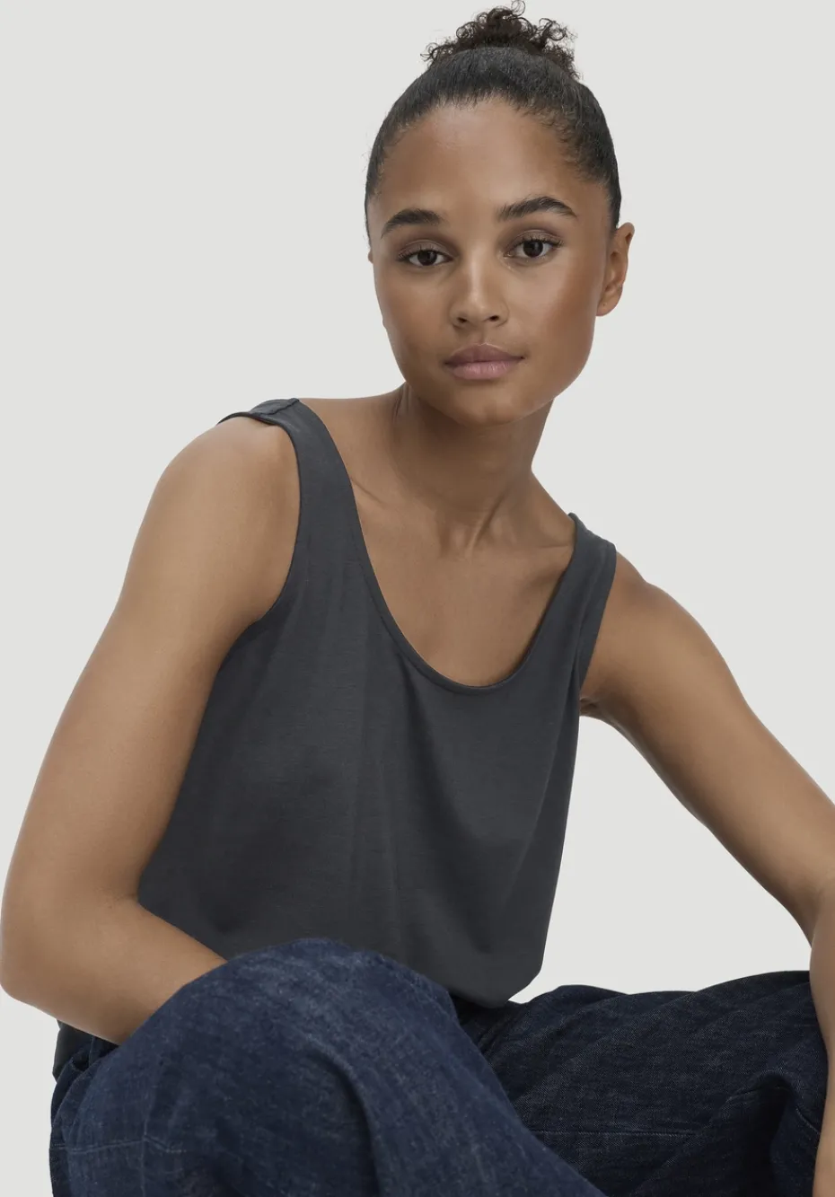 hessnatur Jersey Top Relaxed aus TENCEL™ Lyocell mit Bio-Baumwolle von schwarz Online