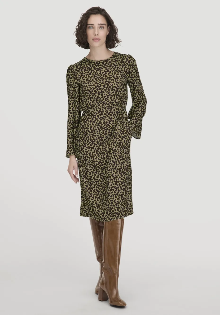 hessnatur Kleid Kniebedeckend Regular aus LENZING™ ECOVERO™ Satin von helles moos Discount