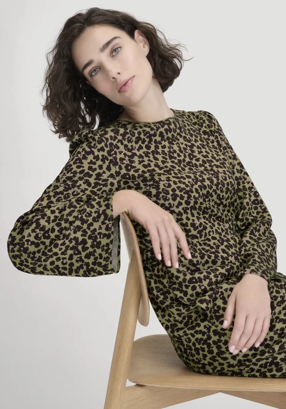 hessnatur Kleid Kniebedeckend Regular aus LENZING™ ECOVERO™ Satin von helles moos Discount