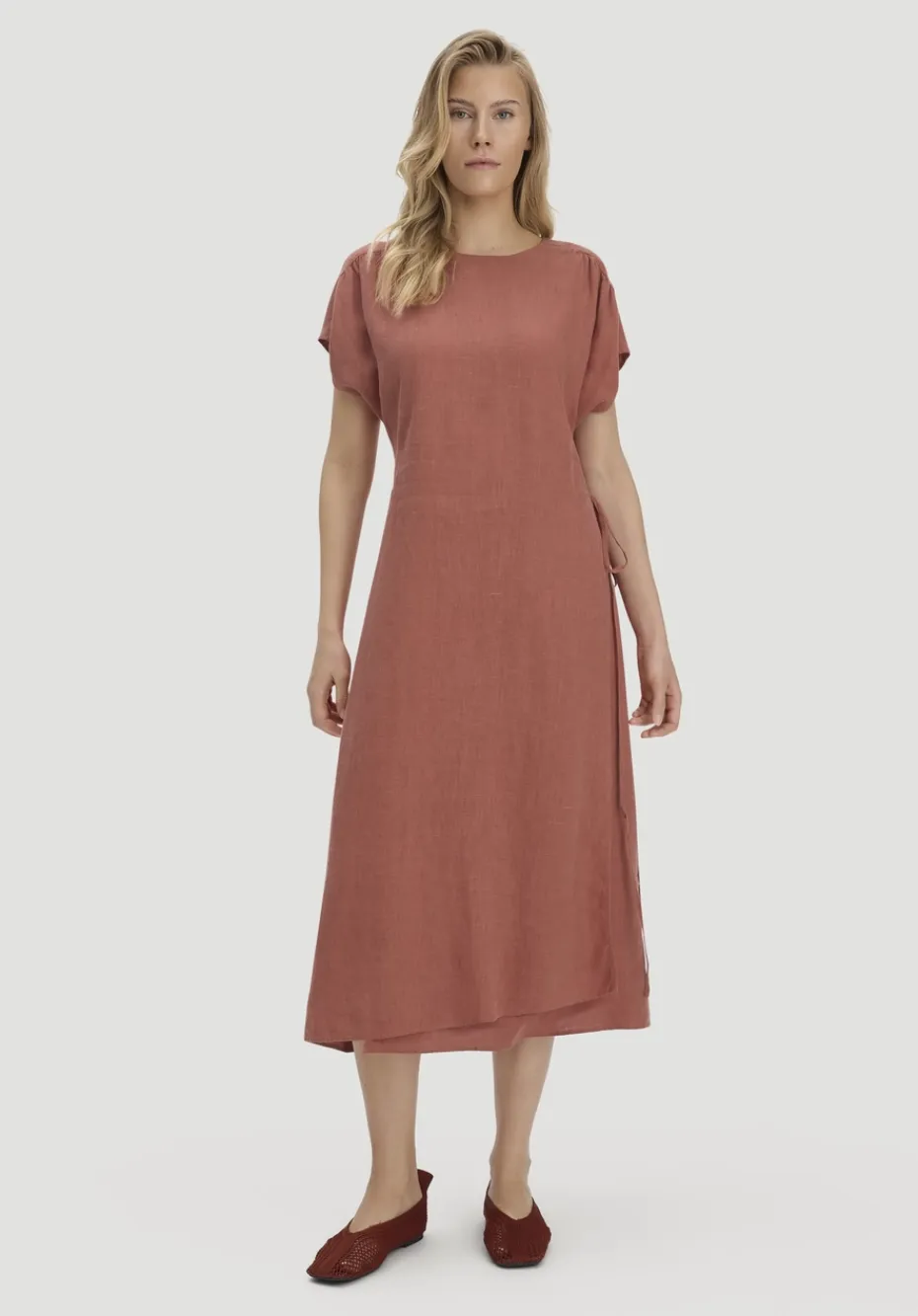 hessnatur Kleid mit Wickeloptik Midi aus reinem Leinen von terrakotta