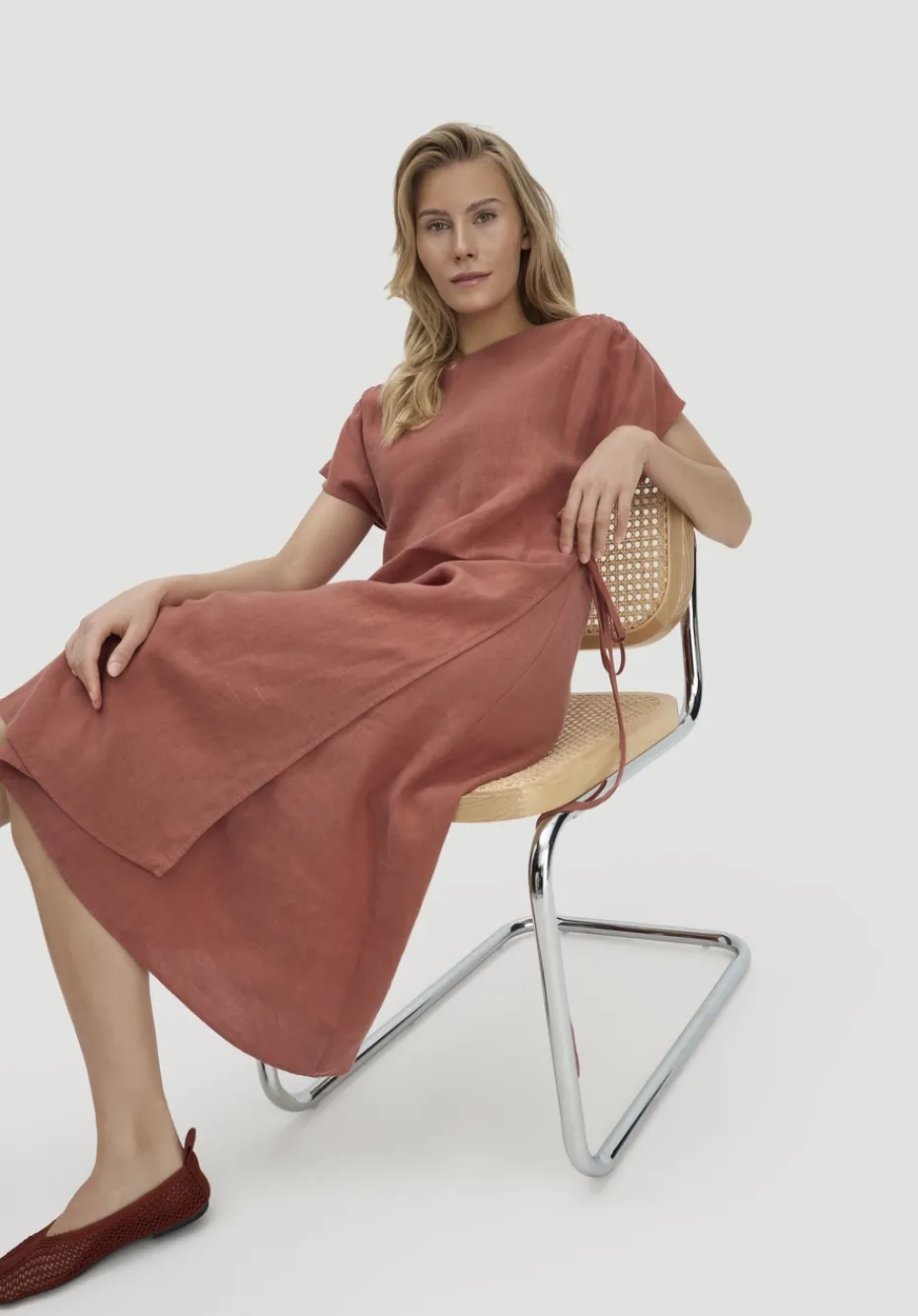hessnatur Kleid mit Wickeloptik Midi aus reinem Leinen von terrakotta