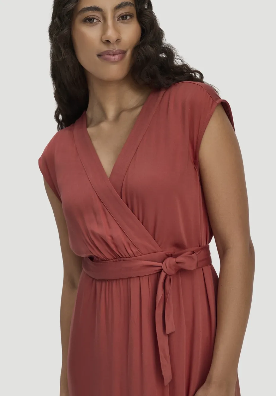 hessnatur Kleid mit Wickeloptik Midi aus LENZING™ ECOVERO™ von terrakotta Sale