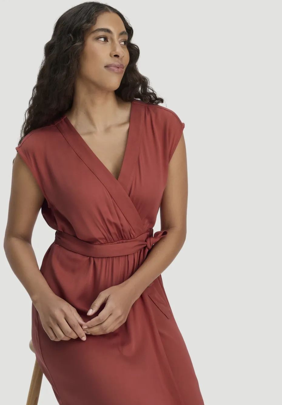hessnatur Kleid mit Wickeloptik Midi aus LENZING™ ECOVERO™ von terrakotta Sale