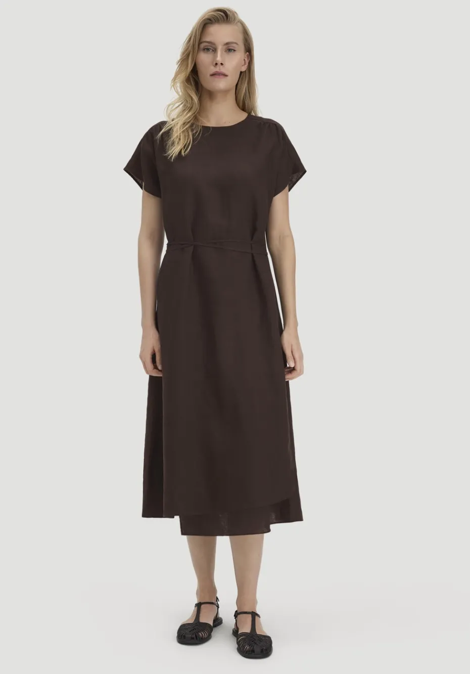 hessnatur Kleid mit Wickeloptik Midi aus reinem Leinen von kakao braun New