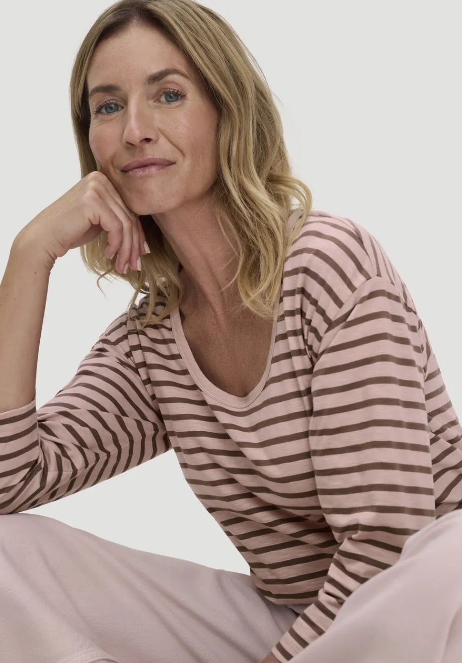 hessnatur Light Slub Streifen Longsleeve Relaxed aus reiner Bio-Baumwolle von rosé New