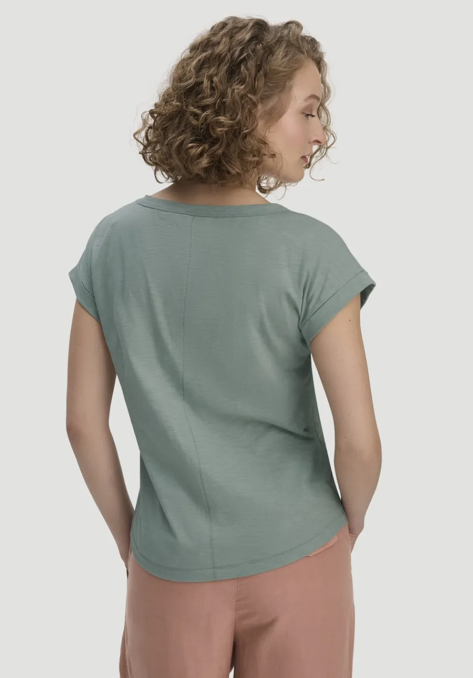 hessnatur Light Slub T-Shirt Relaxed aus reiner Bio-Baumwolle von mattgrün Discount