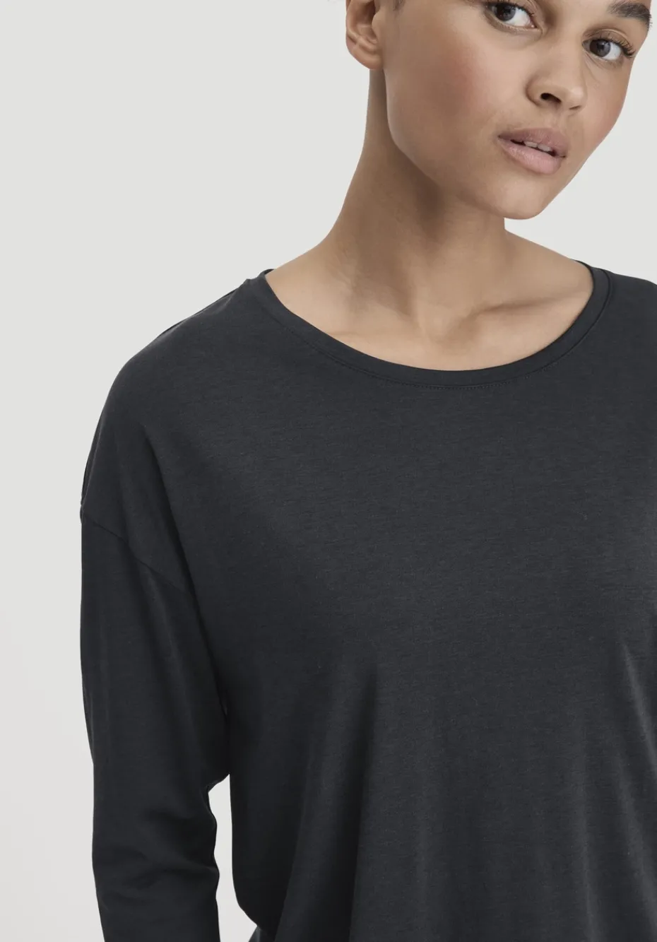 hessnatur Longsleeve Oversize aus TENCEL™ Lyocell mit Bio-Baumwolle von schwarz Hot