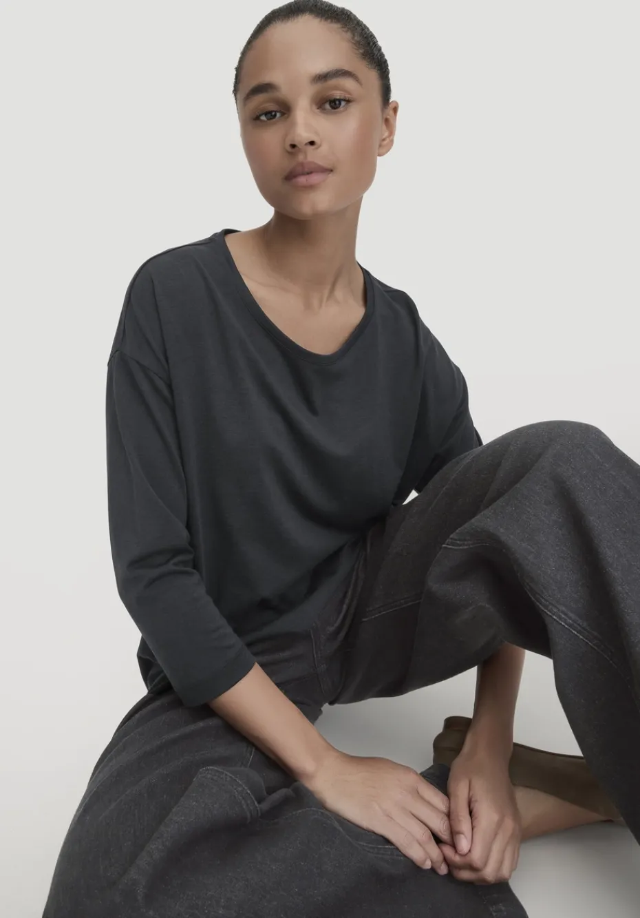 hessnatur Longsleeve Oversize aus TENCEL™ Lyocell mit Bio-Baumwolle von schwarz Hot