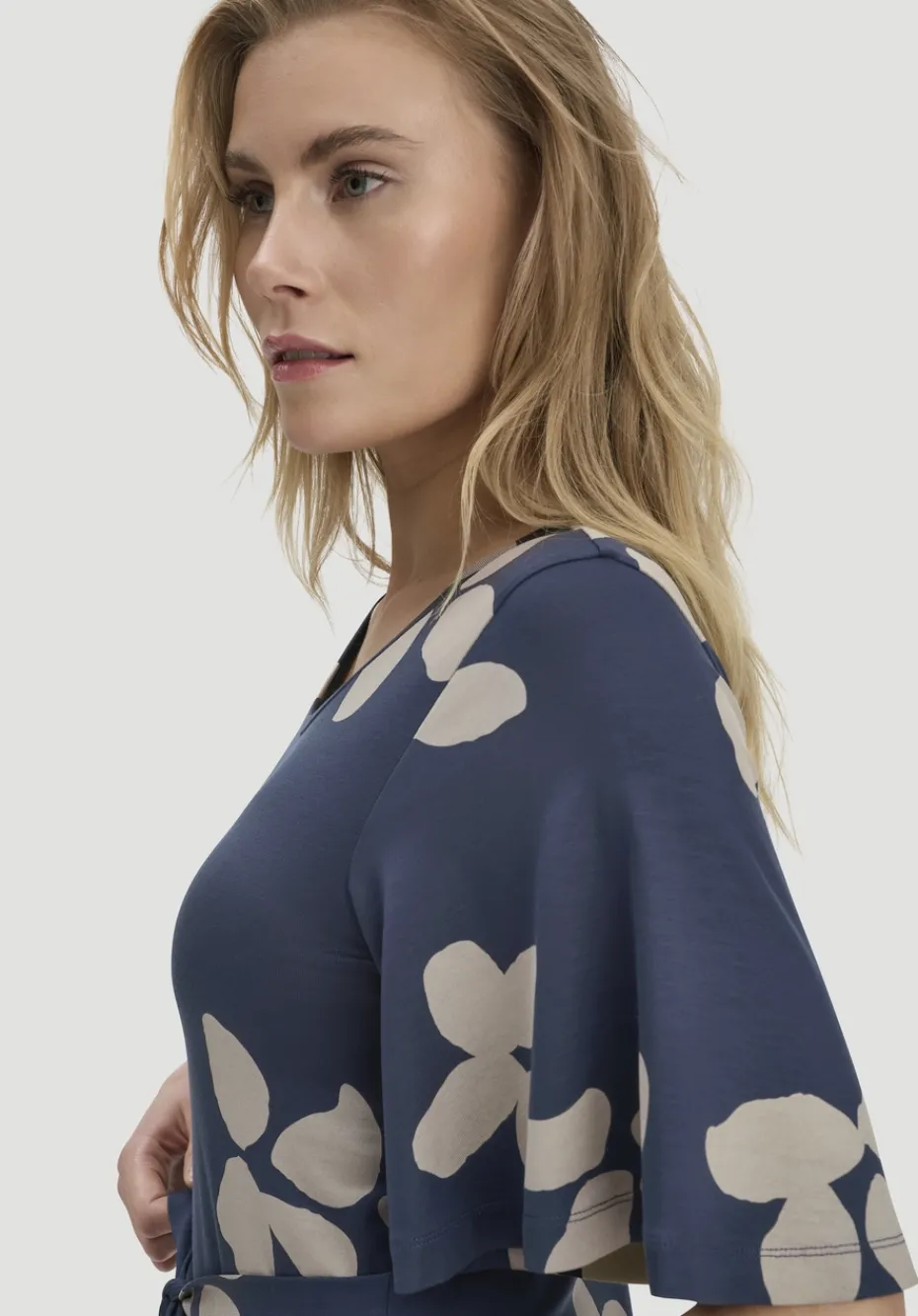 hessnatur Print Jersey Kleid kniebedeckend Slim aus TENCEL™ Lyocell von mitternachtsblau Outlet