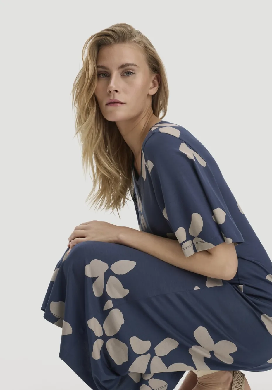hessnatur Print Jersey Kleid kniebedeckend Slim aus TENCEL™ Lyocell von mitternachtsblau Outlet