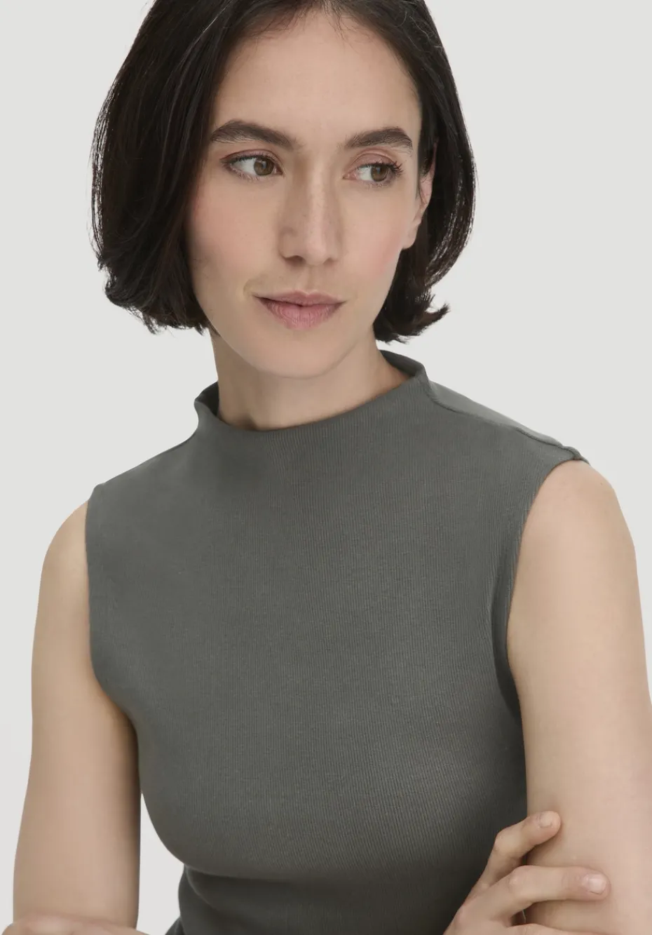 hessnatur Rib Top Slim aus Bio-Baumwolle von tannengrün New