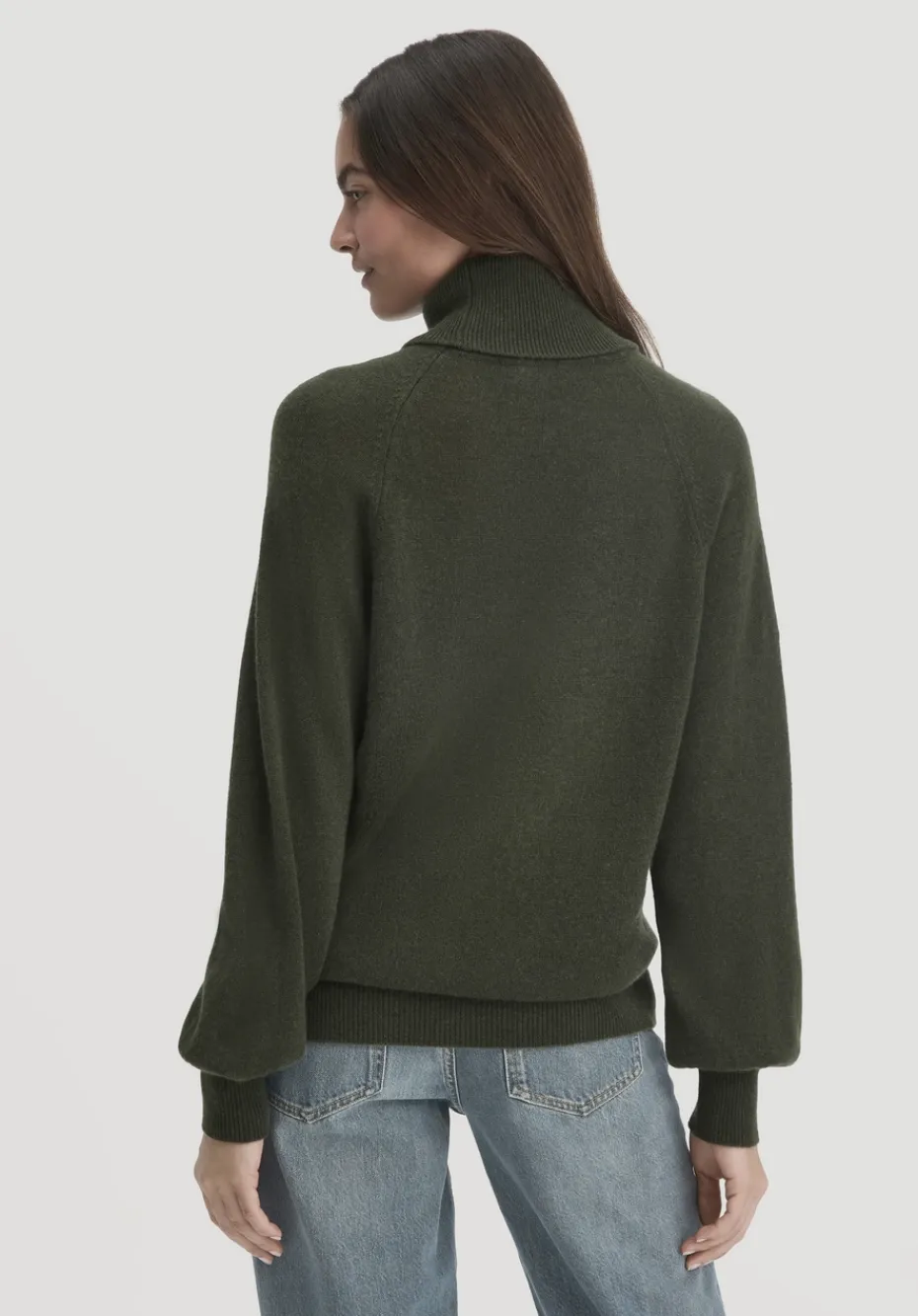 hessnatur Rollkragen Pullover Relaxed BETTER RECYCLING aus reinem Cashmere von tannengrün Hot