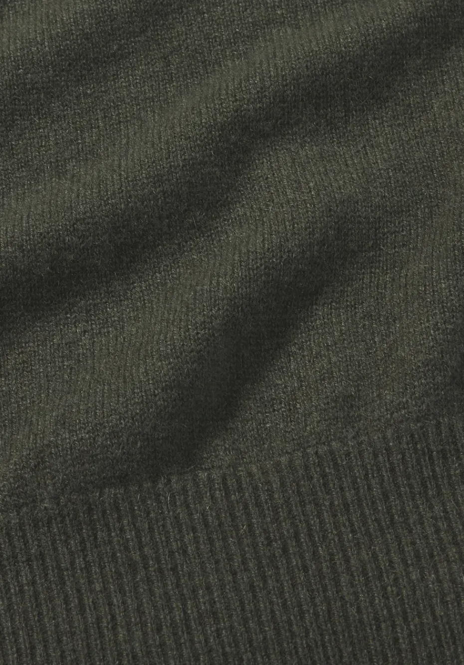 hessnatur Rollkragen Pullover Relaxed BETTER RECYCLING aus reinem Cashmere von tannengrün Hot