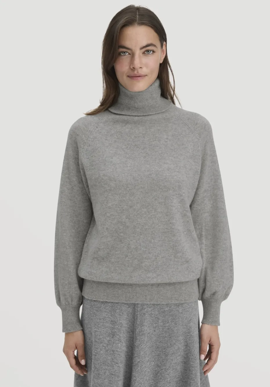 hessnatur Rollkragen Pullover Relaxed BETTER RECYCLING aus reinem Cashmere von hellgrau New