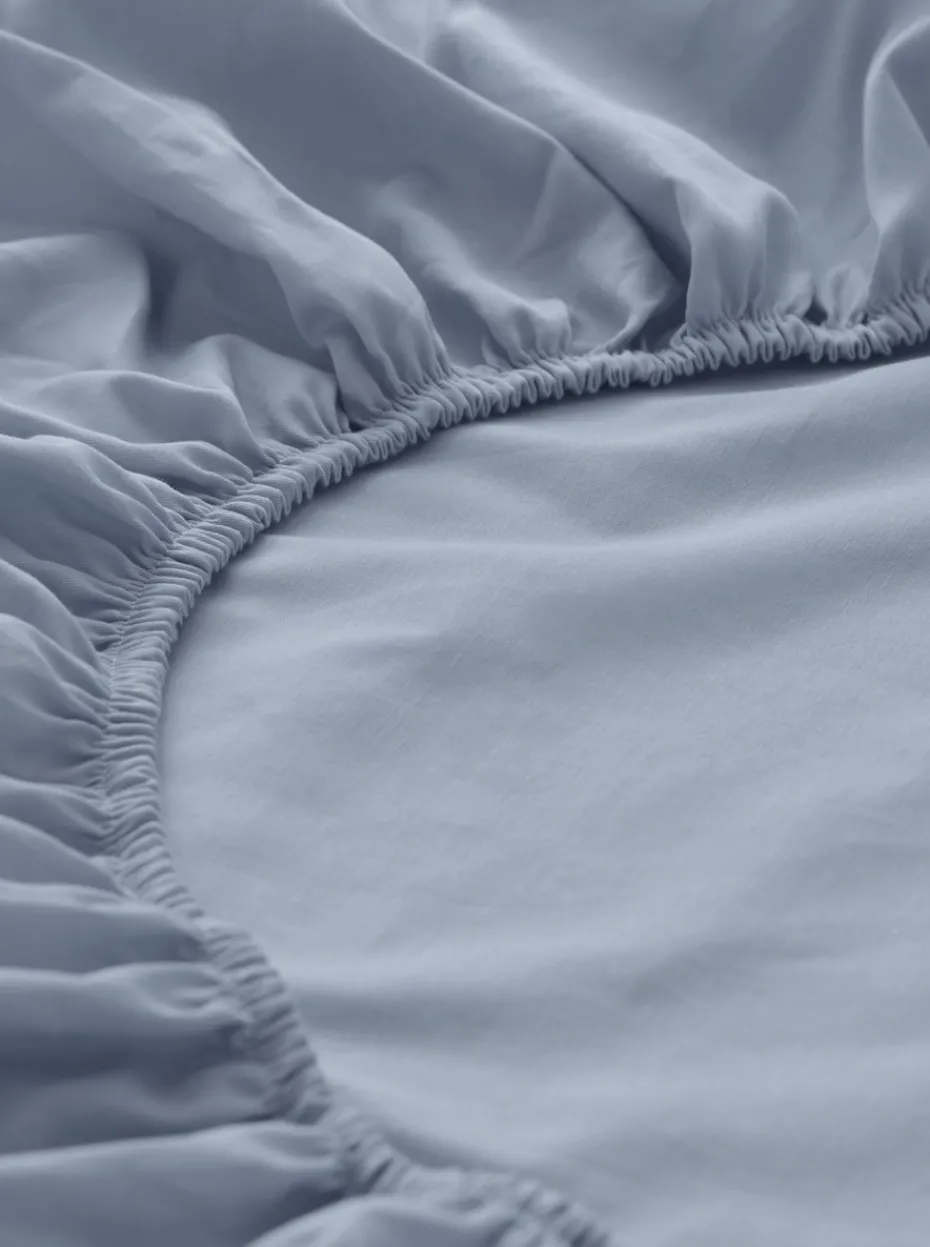 hessnatur Satin Spannbettlaken aus reiner Bio-Baumwolle von graublau