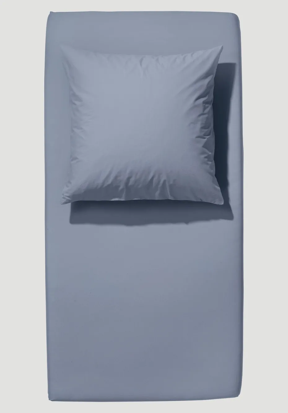 hessnatur Satin Spannbettlaken aus reiner Bio-Baumwolle von graublau