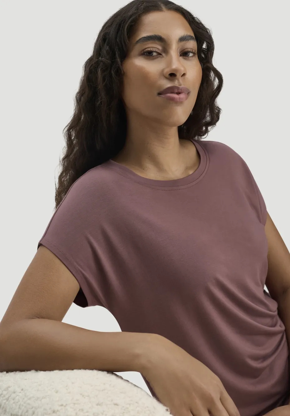 hessnatur Schlaf T-Shirt PURE FLOW aus TENCEL™ Modal von rosébraun Sale