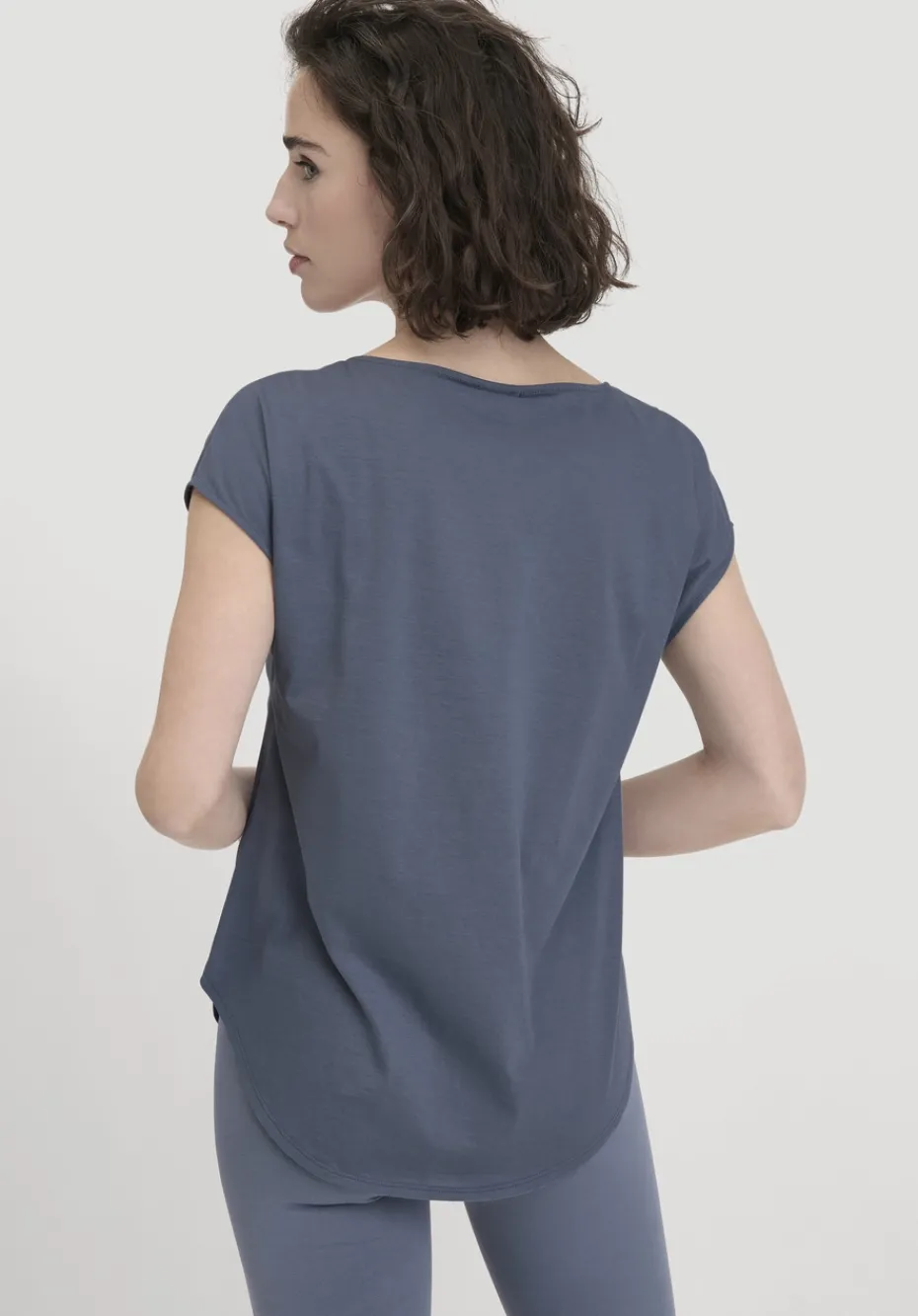 hessnatur Shirt Relaxed ACTIVE LIGHT aus reiner Bio-Baumwolle von schieferblau New