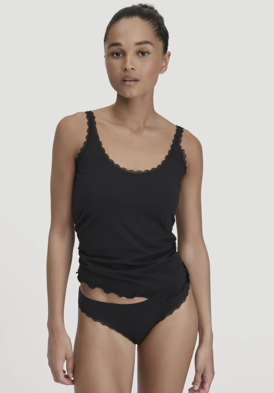 hessnatur Slip Regular Cut COTTON FEEL LACE aus Bio-Baumwolle von schwarz New
