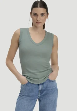 hessnatur Softrib Top Fitted aus Bio-Baumwolle und TENCEL™ Modal von mattgrün New