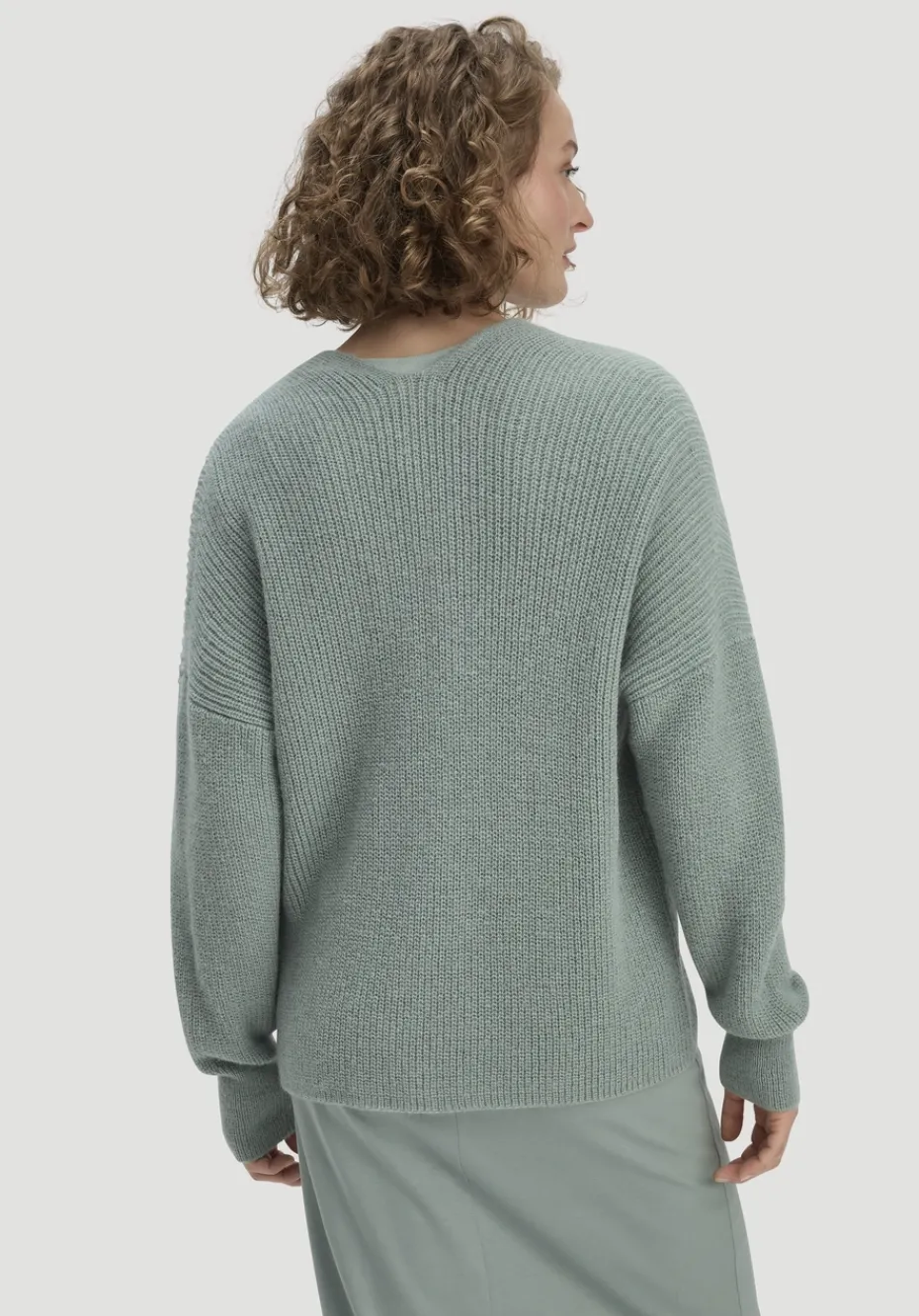hessnatur Strick Jacke Oversize aus reinem Alpaka von mattgrün