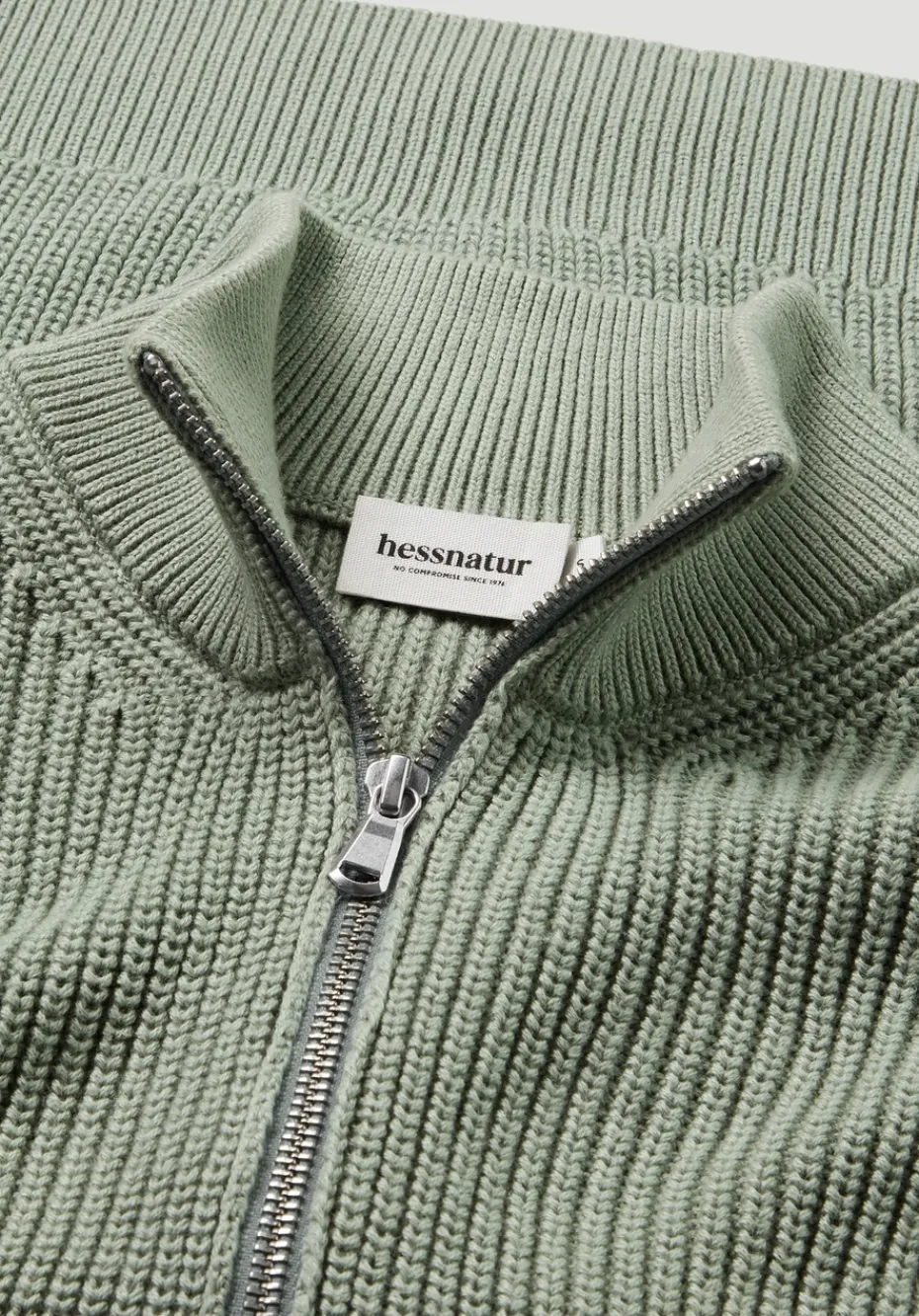 hessnatur Strick Jacke Regular aus reiner Bio-Baumwolle von mattgrün Sale