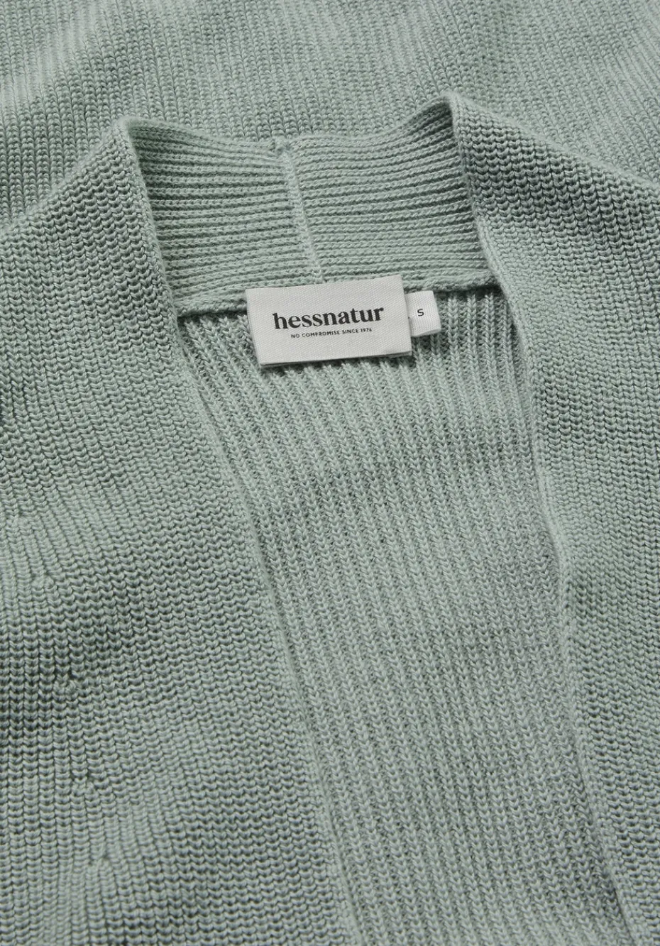 hessnatur Strick Jacke Regular aus reiner Bio-Baumwolle von mattgrün Best