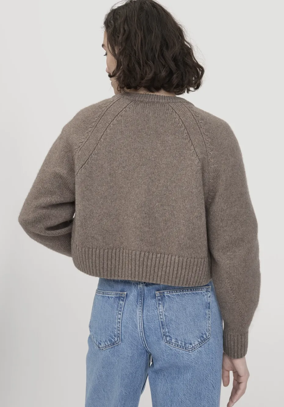 hessnatur Strick Jacke Relaxed Cropped aus Bio-Merinowolle mit Bio-Baumwolle von camel Discount