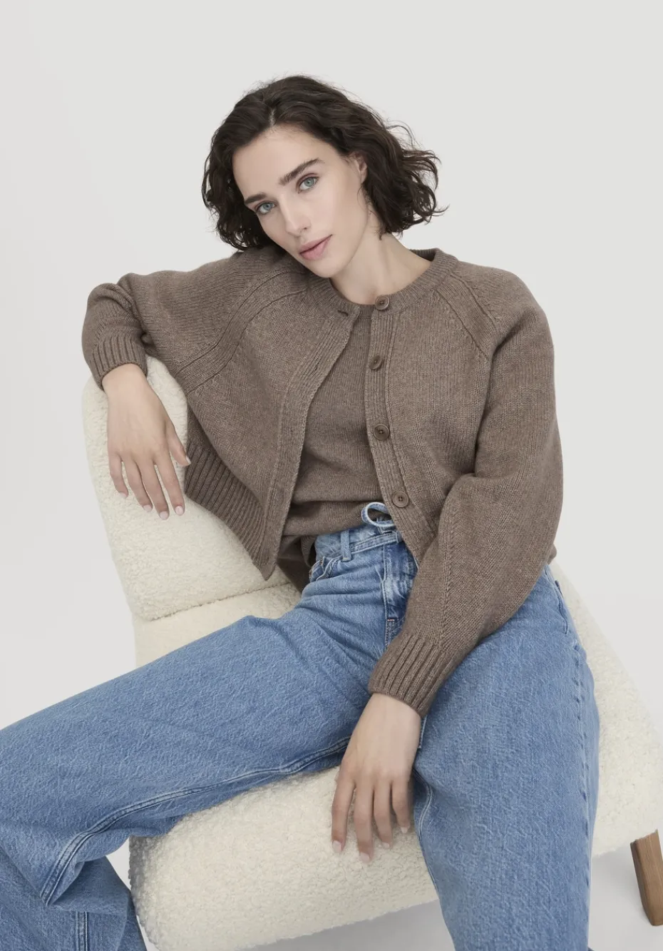 hessnatur Strick Jacke Relaxed Cropped aus Bio-Merinowolle mit Bio-Baumwolle von camel Discount