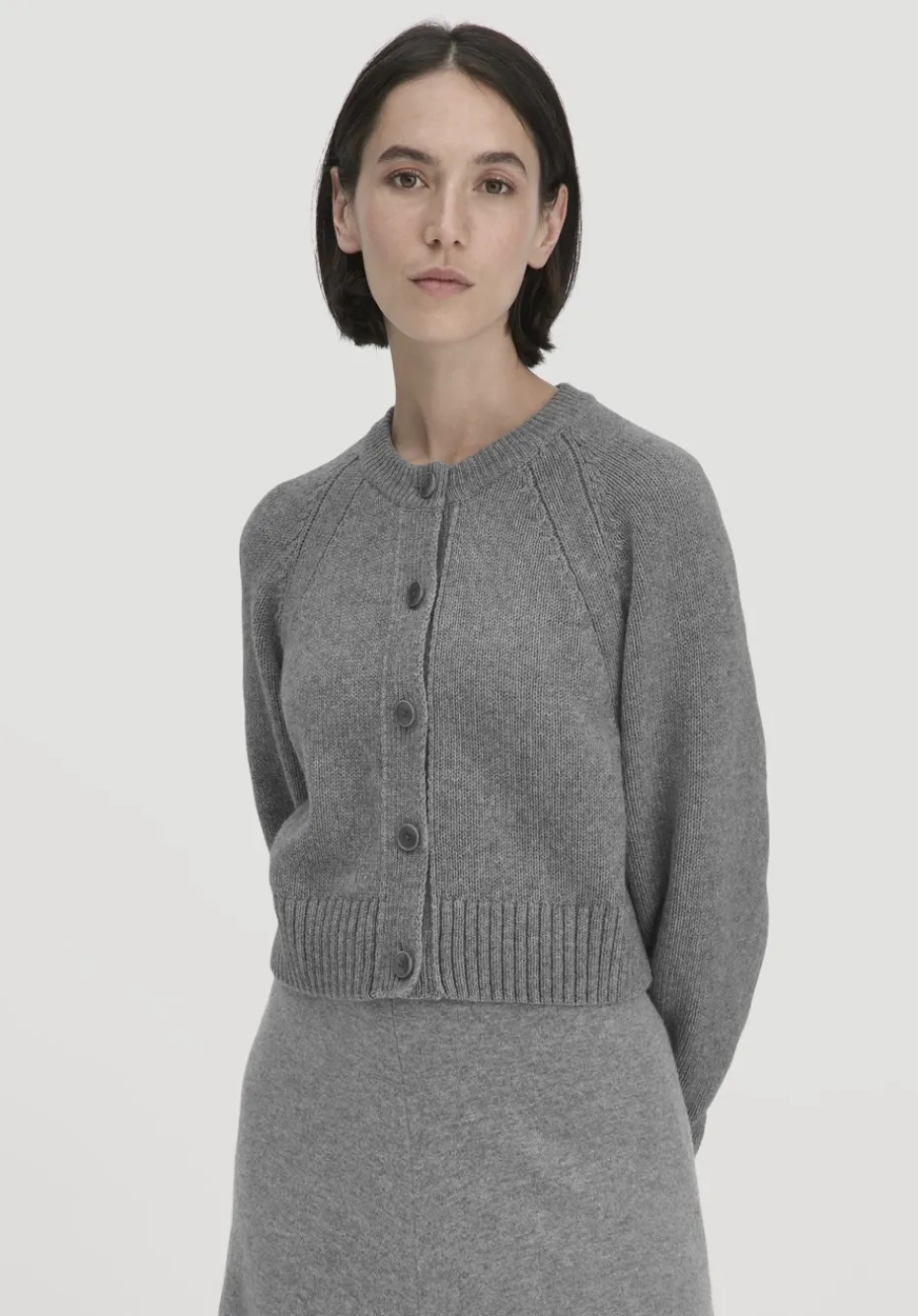 hessnatur Strick Jacke Relaxed Cropped aus Bio-Merinowolle mit Bio-Baumwolle von grau Best