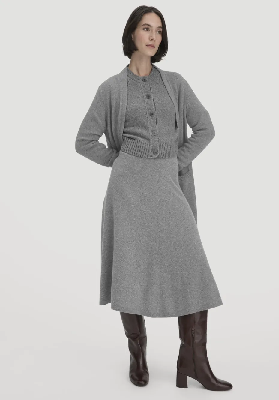 hessnatur Strick Jacke Relaxed Cropped aus Bio-Merinowolle mit Bio-Baumwolle von grau Best