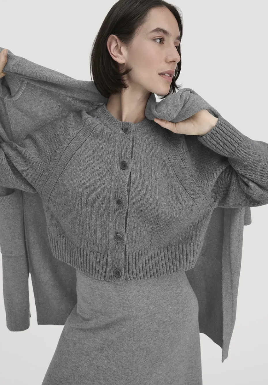 hessnatur Strick Jacke Relaxed Cropped aus Bio-Merinowolle mit Bio-Baumwolle von grau Best