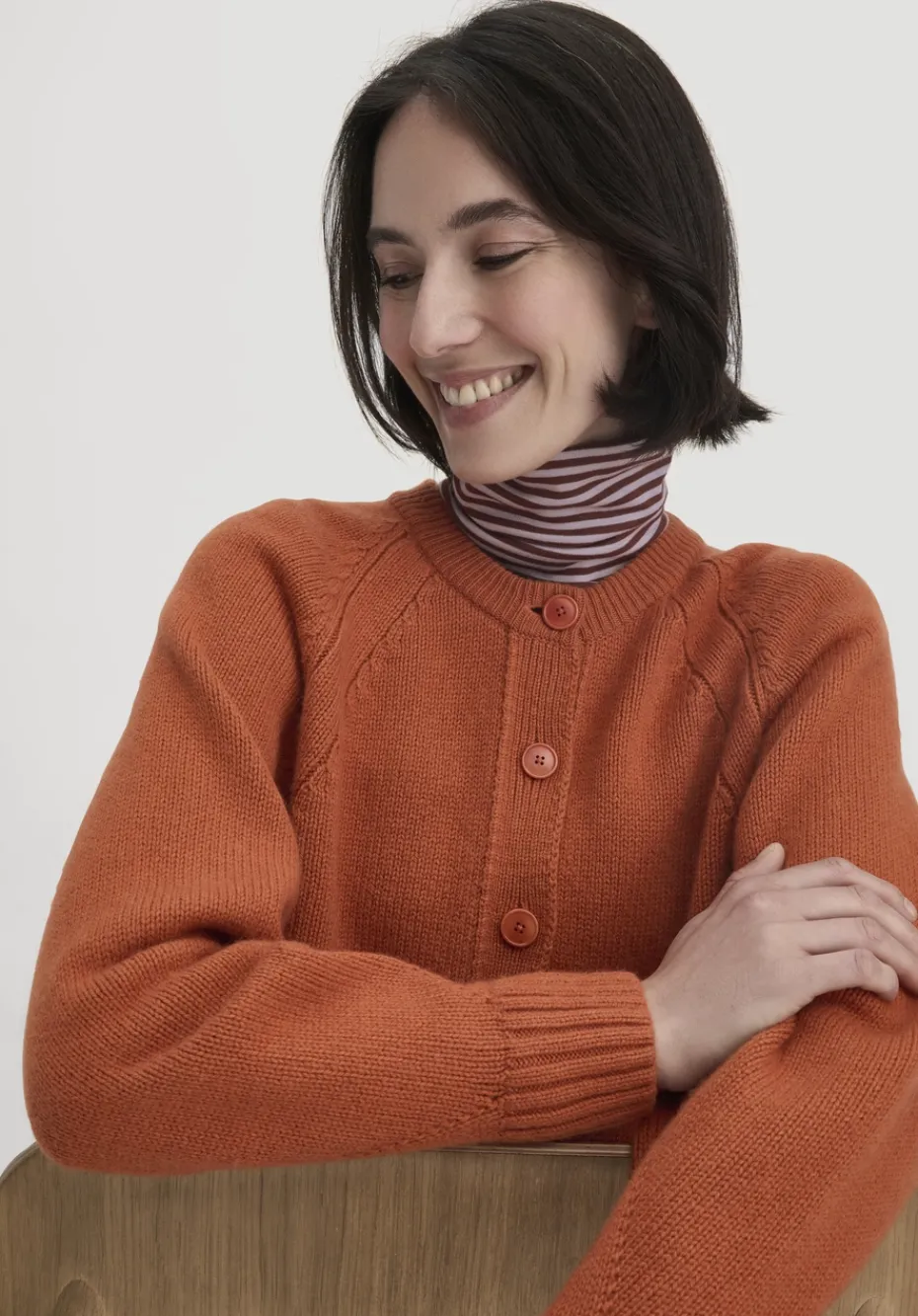 hessnatur Strick Jacke Relaxed Cropped aus Bio-Merinowolle mit Bio-Baumwolle von rotorange